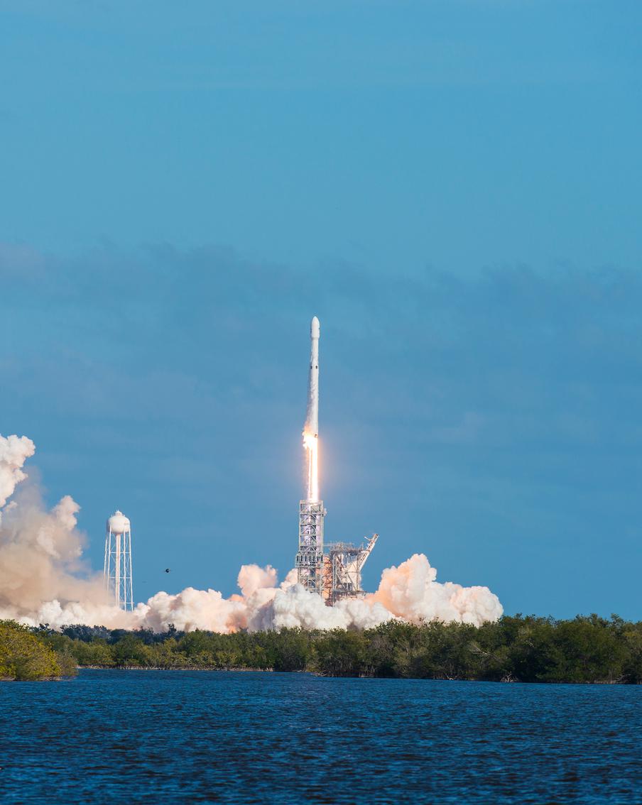 SpaceX запустила ракету-носитель Falcon Heavy со спутником Jupiter 3