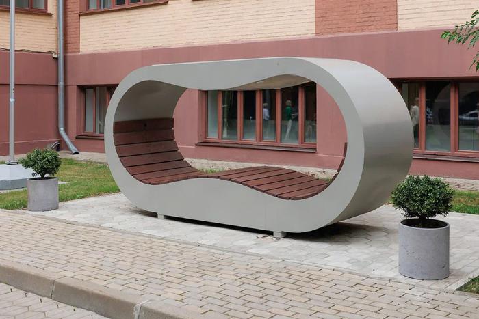 "Умные" скамейки осветят и зарядят москвичей. В столице начали тестировать технологические новинки