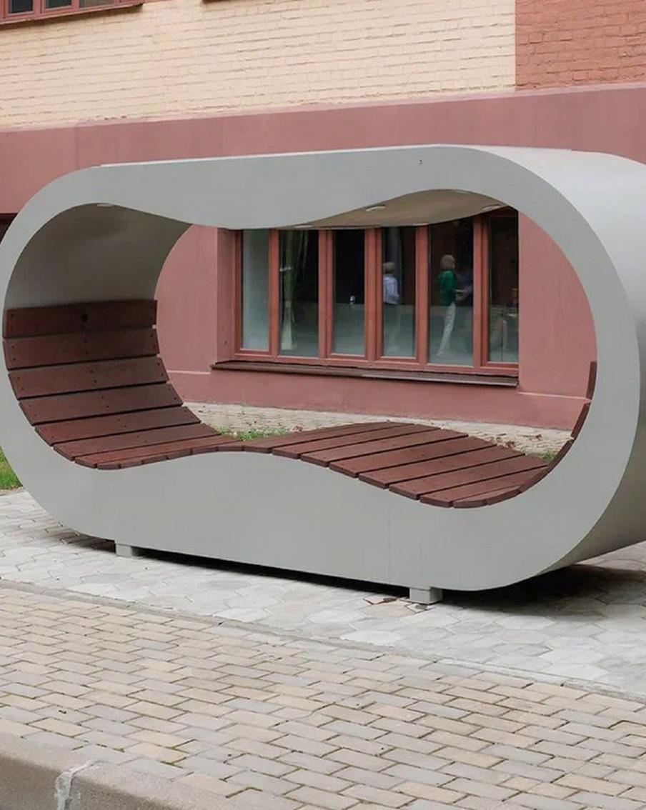 "Умные" скамейки осветят и зарядят москвичей. В столице начали тестировать технологические новинки