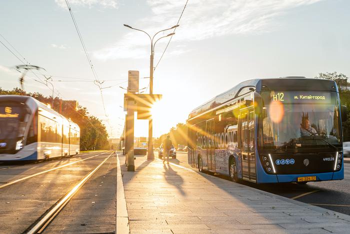 Сергей Собянин поздравил сотрудников "Мосгортранса" с 65-летием организации