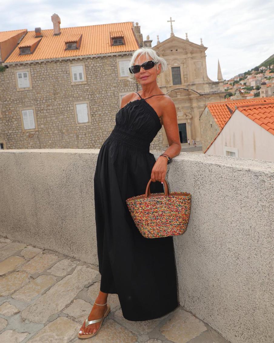 С сарафаном и корзинкой.