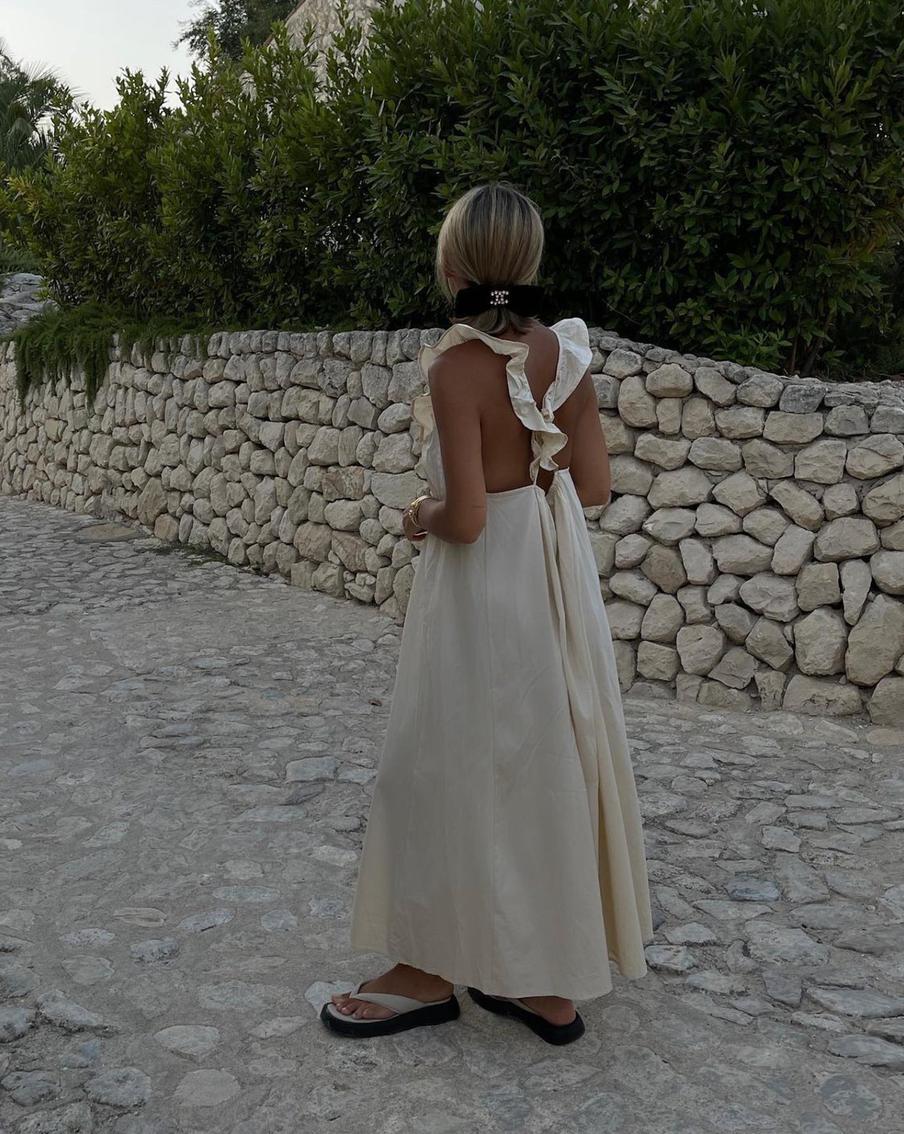 С платьем и изящными аксессуарами.