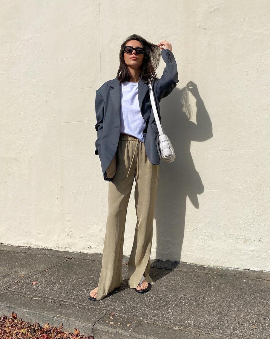 С оверсайз-жакетом.