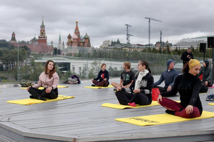 Йога на Парящем мосту, "Иволга 3.0" в Манеже или Экскаватор-шоу: что стоит посетить на МУФ до 10 сентября