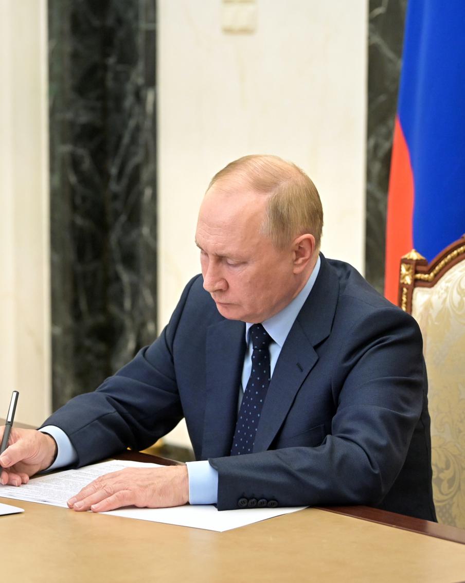 Владимир Путин подписал закон о праве отцов на алименты