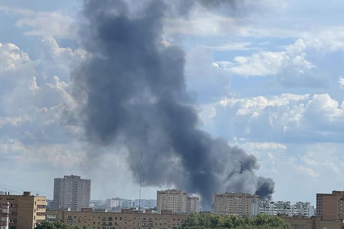 В Люберцах загорелась строительная база