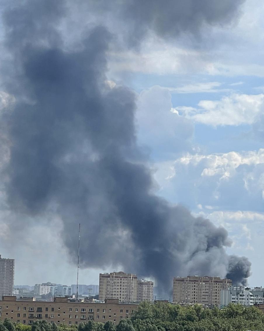 В Люберцах загорелась строительная база