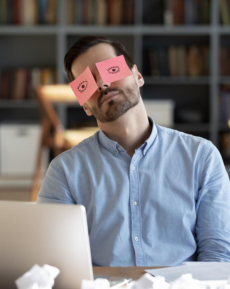 Опрос исследовательского центра: россияне считают, что повышения в должности без переработок не добиться