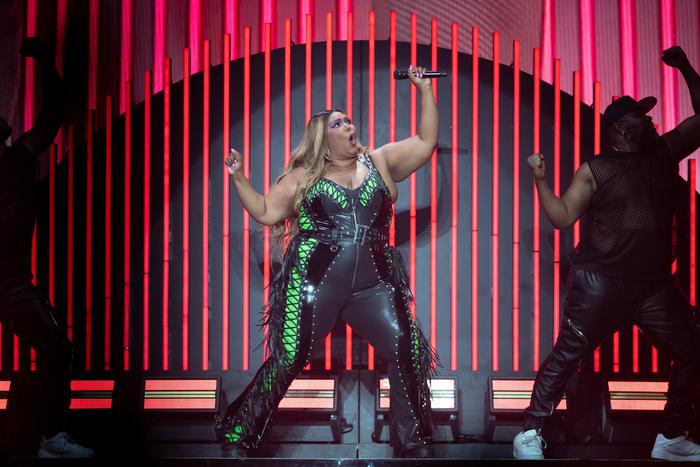 Бывшие танцовщицы из команды Lizzo обвинили рэпершу в домогательствах и дискриминации