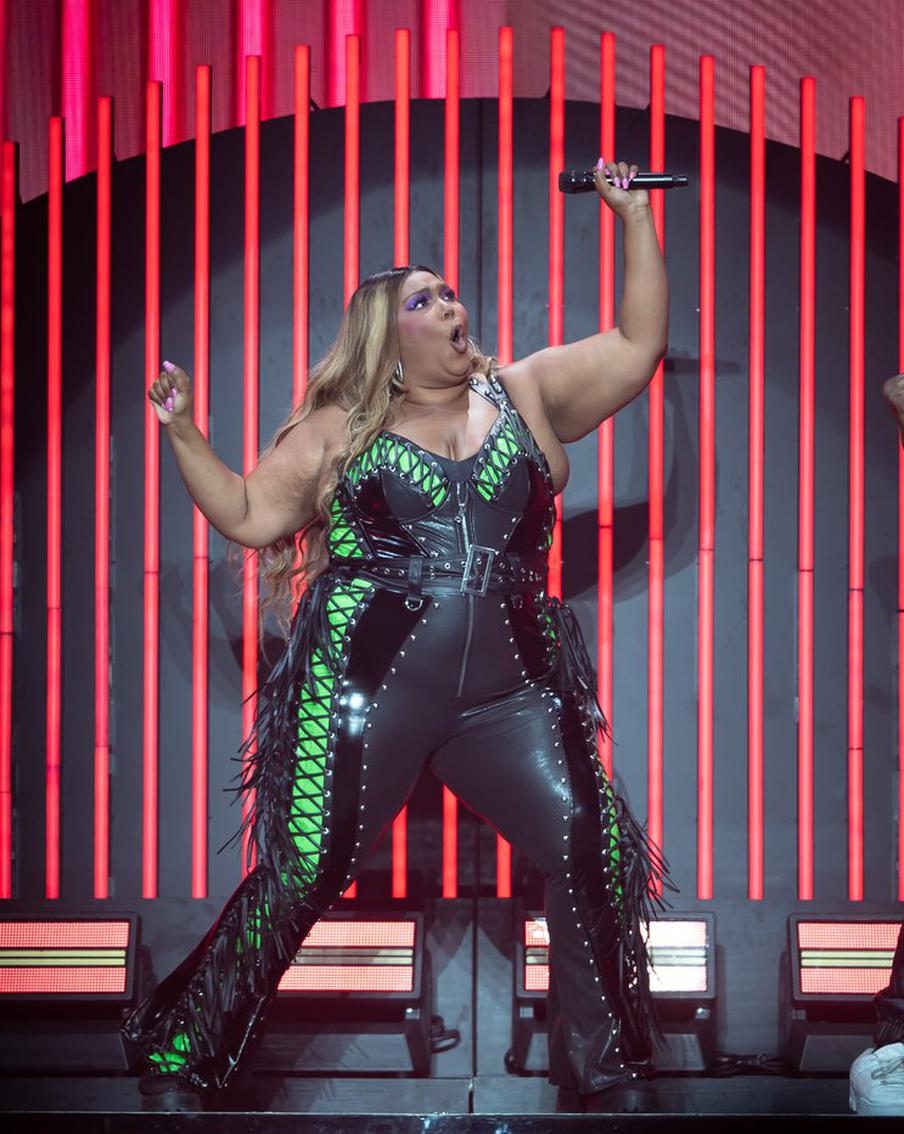 Бывшие танцовщицы из команды Lizzo обвинили рэпершу в домогательствах и дискриминации