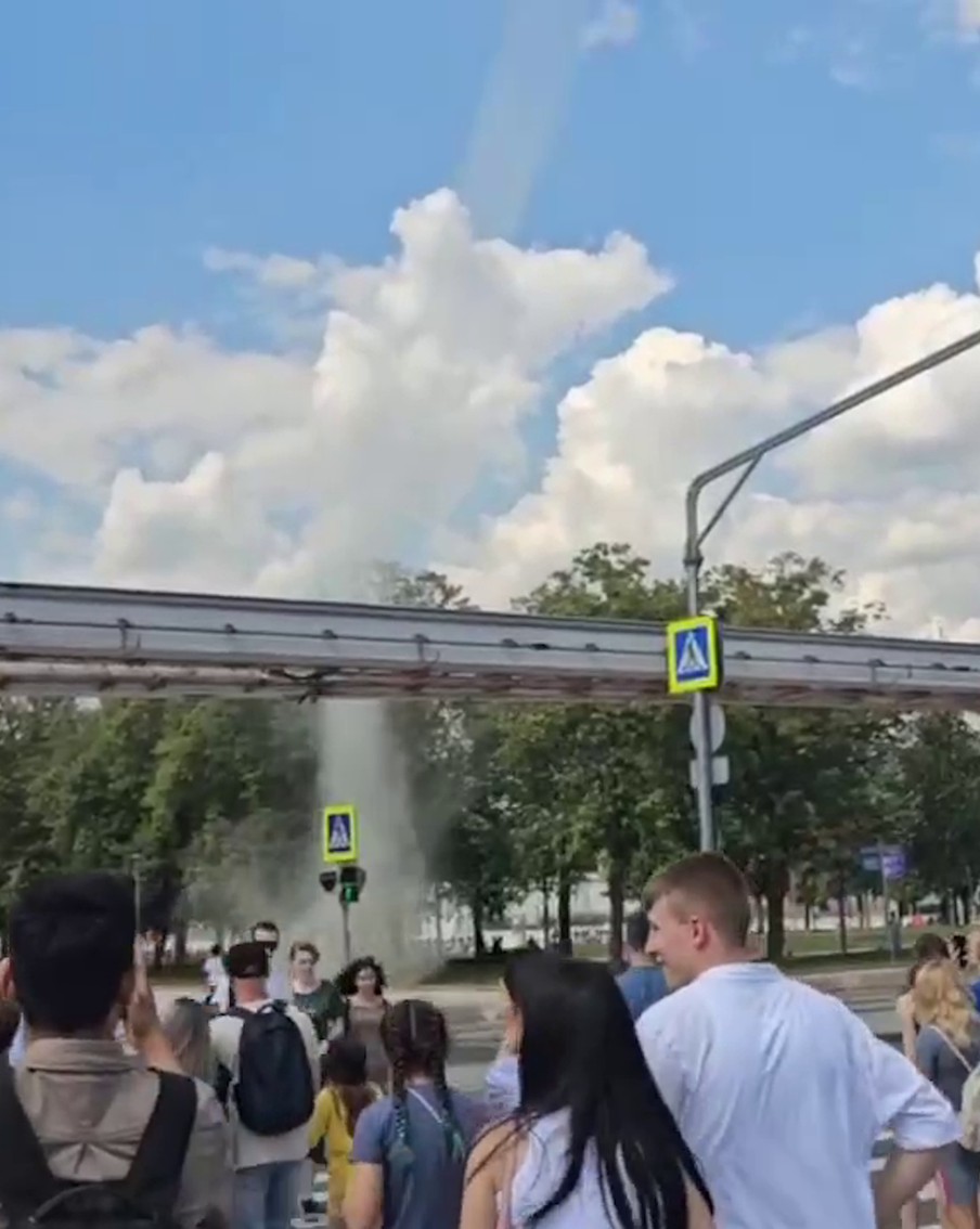 Пользователь соцсети снял необычное природное явление около ВДНХ: Metro разбиралось, мог ли это быть настоящий смерч