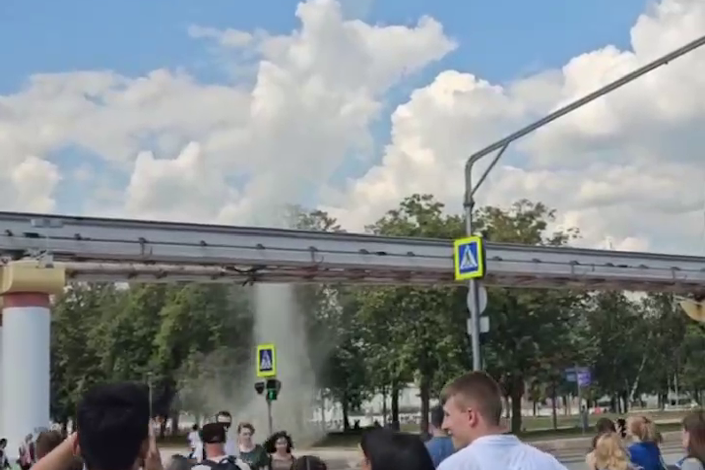 Пользователь соцсети снял необычное природное явление около ВДНХ: Metro разбиралось, мог ли это быть настоящий смерч