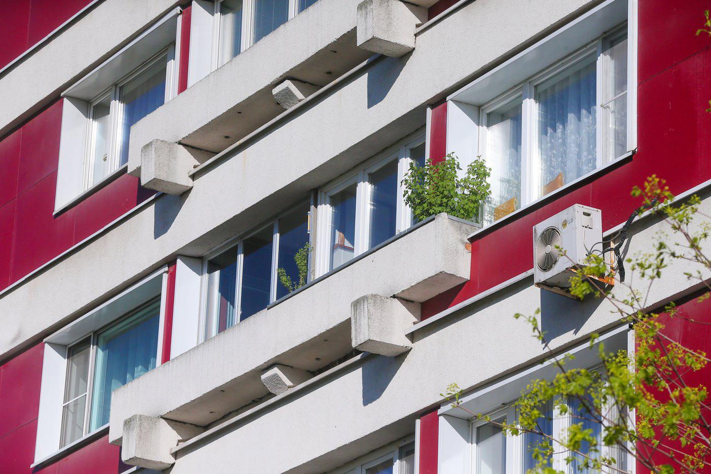 Балконные ниши для цветов и сегодня многие используют по назначению.