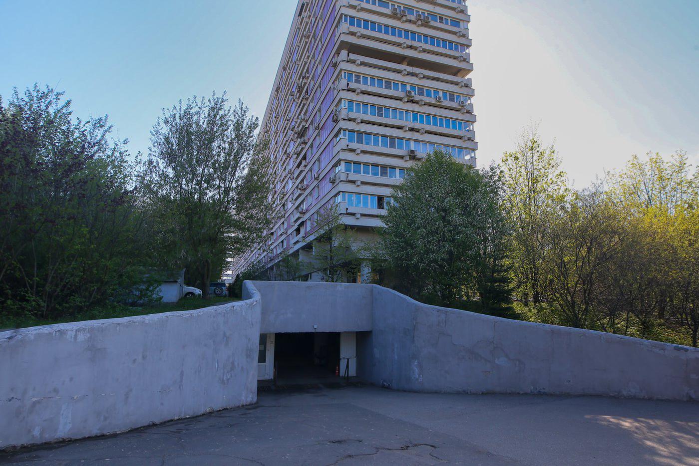 Окна двухуровневых квартир на торце дома.