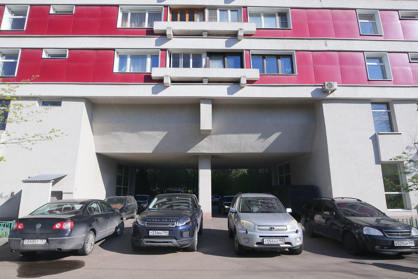 В середине дома есть несколько арок.