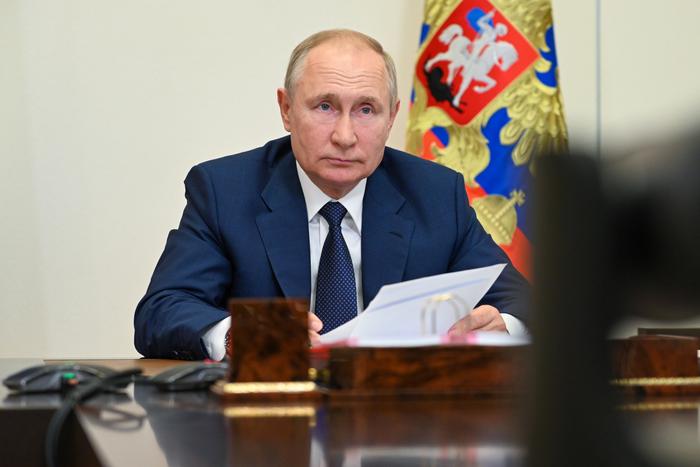 Все российские чиновники должны ездить на отечественных авто, заявил Путин