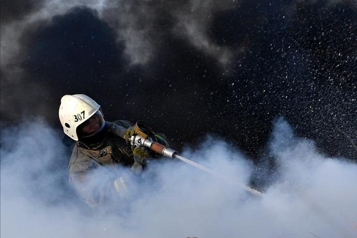 В подмосковном Воскресенске загорелся цех по производству аккумуляторов