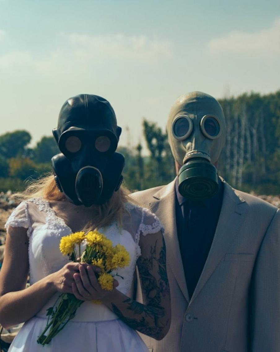 Свадьба среди ржавого железа и мусорных пакетов уже не мода, а способ привлечь внимание к проблеме