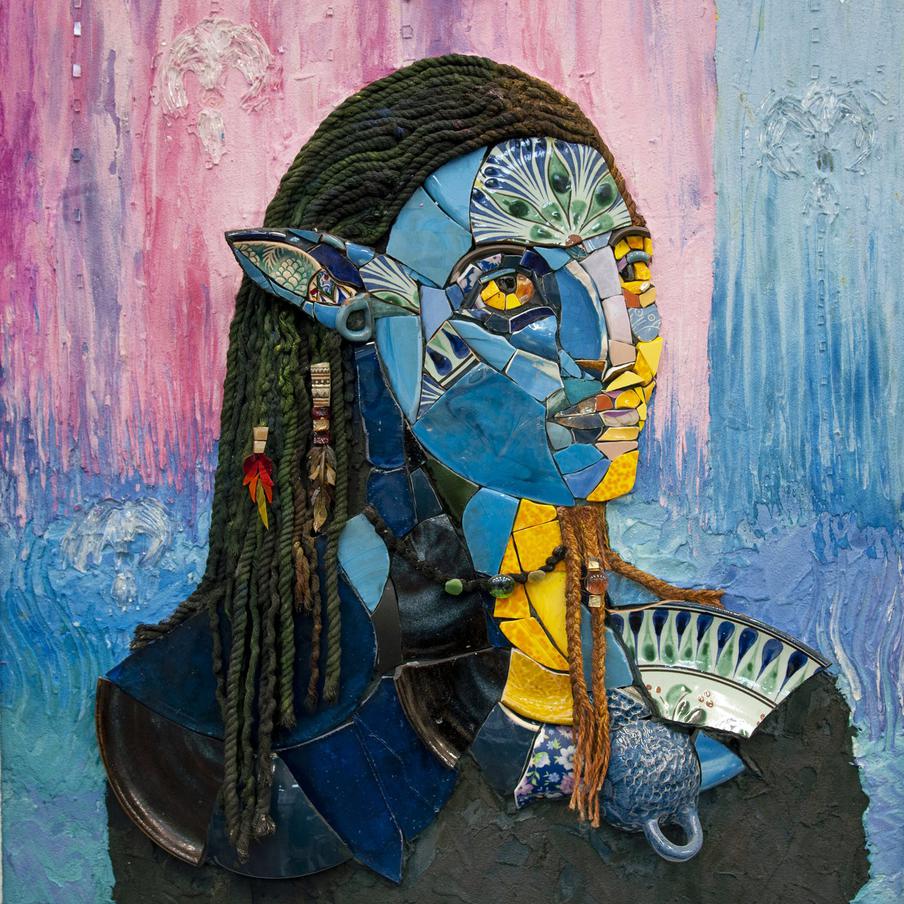 Нейтири из "Аватара", автор Кристина Шмидт, керамика, битая посуда, смальта, цемент, 2022 г. 