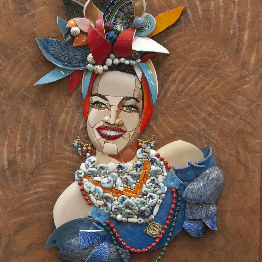 Кармен Миранда, актриса и певица. Автор Юлия Авдеюк, керамика, битая посуда, смальта, цемент, бусы, 2022 г. 