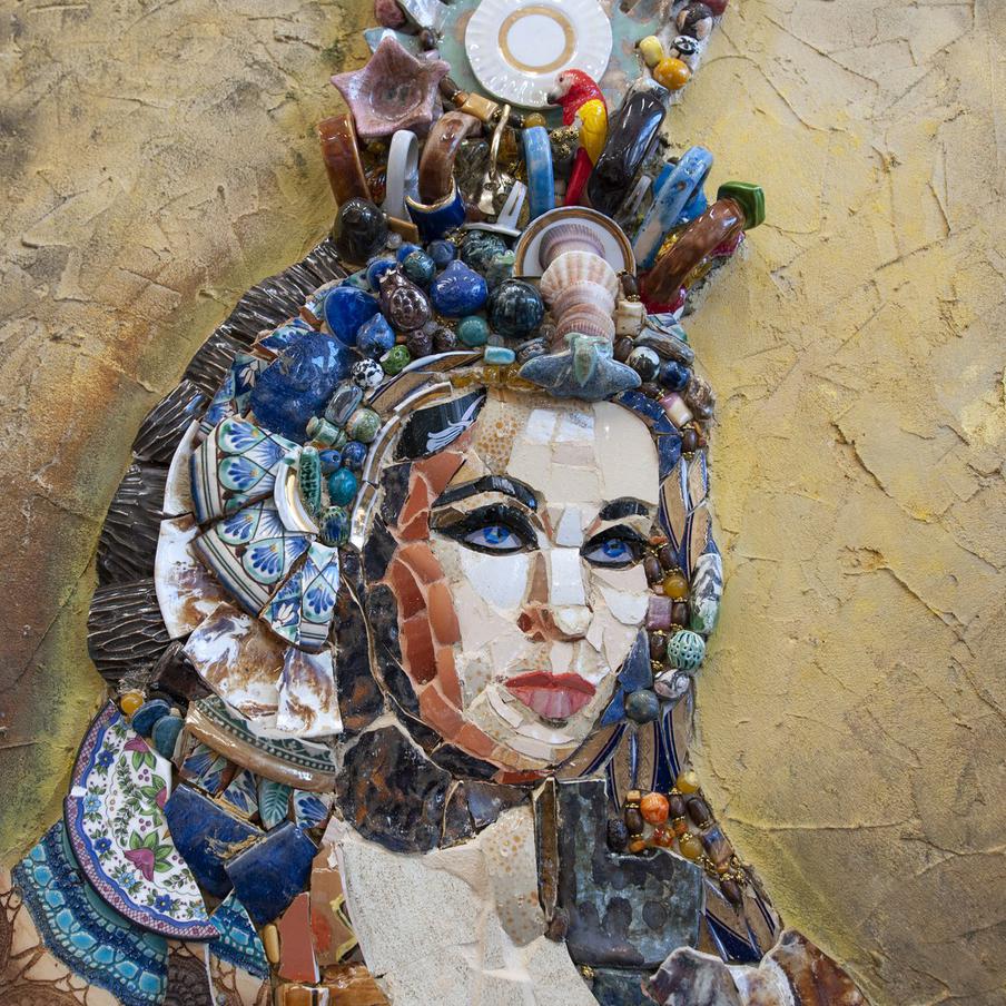 Элизабет Тейлор в роли Клеопатры из одноимённого фильма. Евгения Тулянкина, керамика, битая посуда, 2023 г.