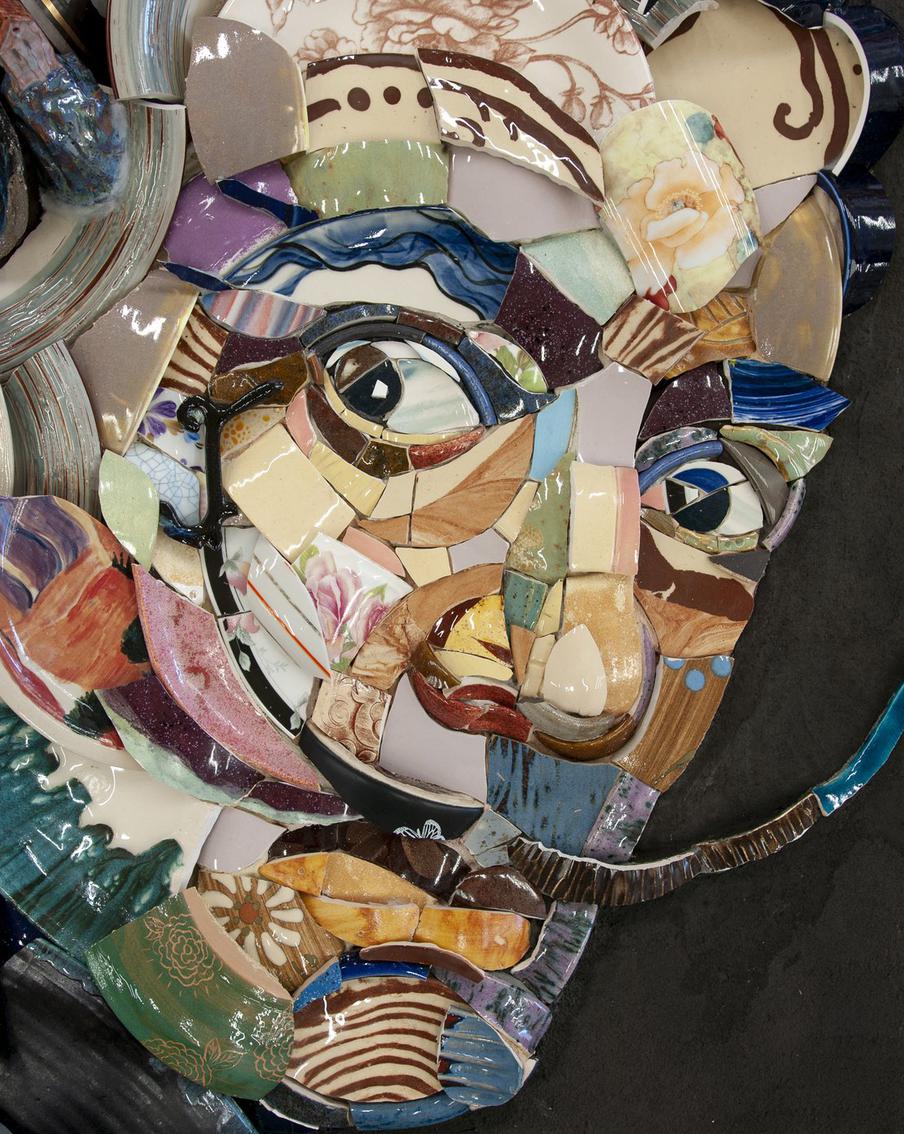 Портреты Дали и Джоли собрали из керамической посуды, которой пользовалось не одно поколение