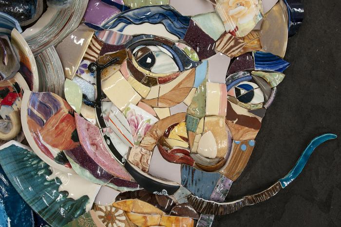 Портреты Дали и Джоли собрали из керамической посуды, которой пользовалось не одно поколение