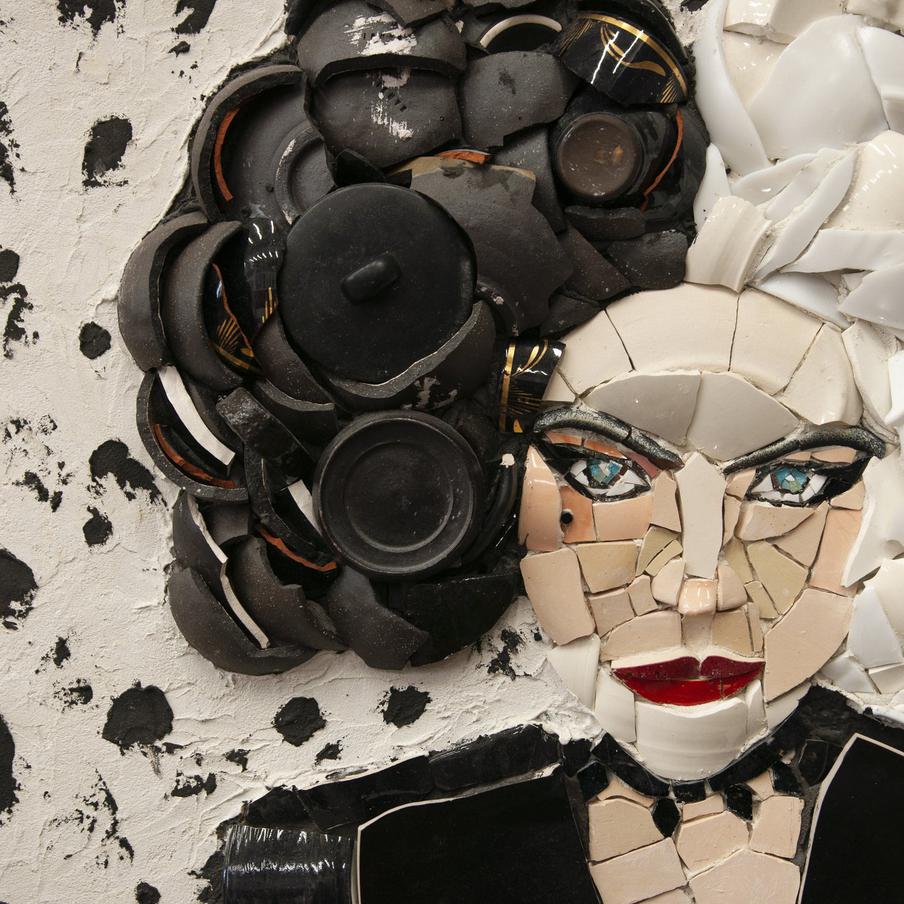 Круэлла из одноимённого кинофильма. Автор Елизавета Миренкова, керамика, битая посуда, цемент, 2023 г. 