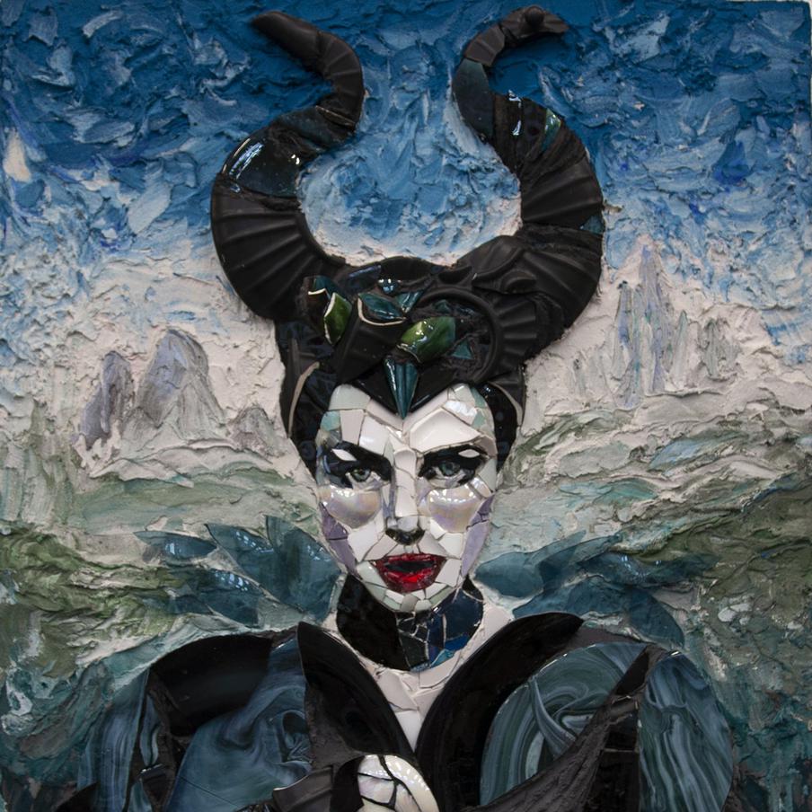 Малефисента из одноимённого кинофильма. Автор Яна Калюжная, керамика, битая посуда, смальта, цемент, стекло, 2022 г. 