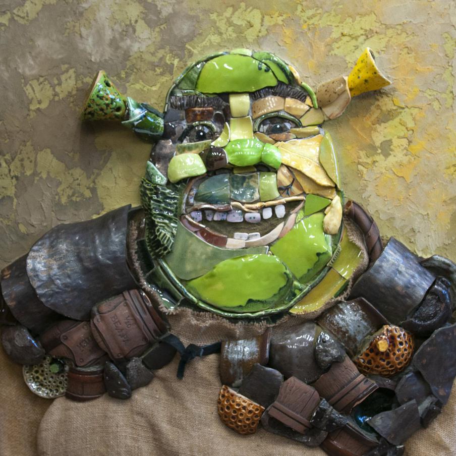 Шрек из одноимённого кинофильма. Автор Виктория Клейн, керамика, битая посуда, смальта, кожа, мешковина, цемент, 2023 г. 