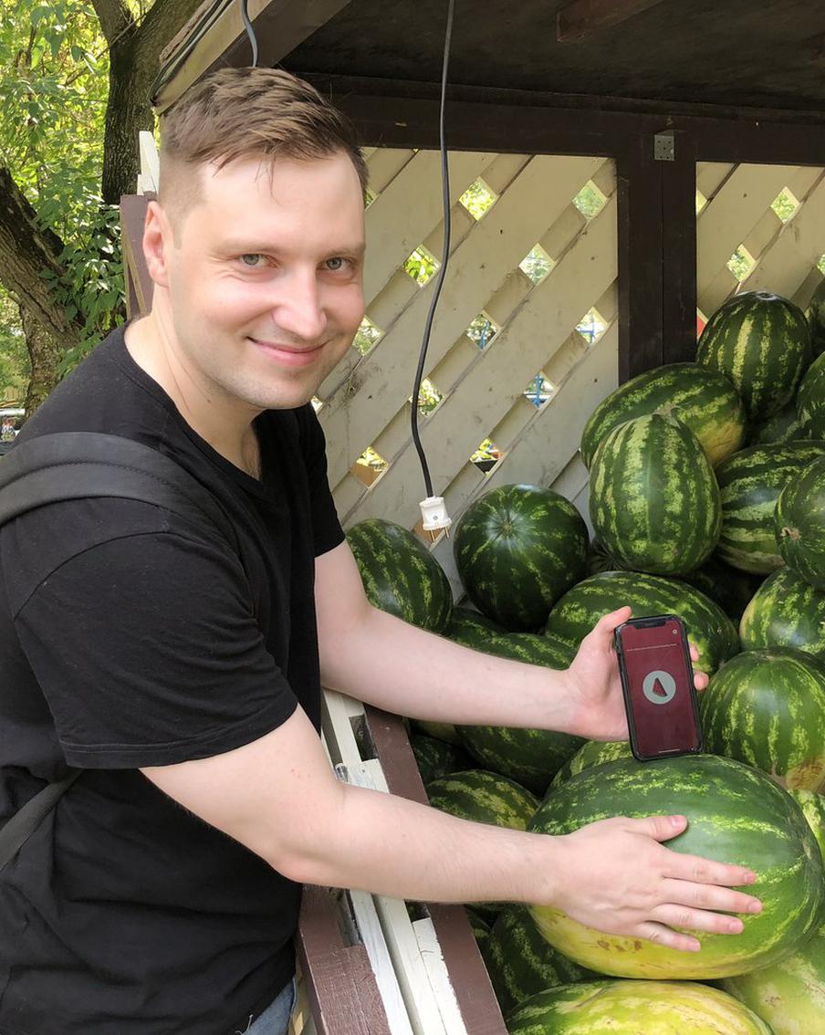 Яблоко в арбузах не разбирается. Metro отправилось на бахчевые развалы с айфоном