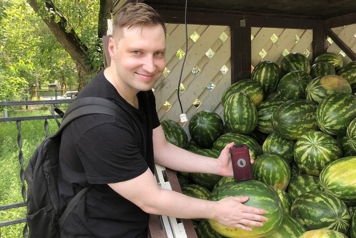 Яблоко в арбузах не разбирается. Metro отправилось на бахчевые развалы с айфоном