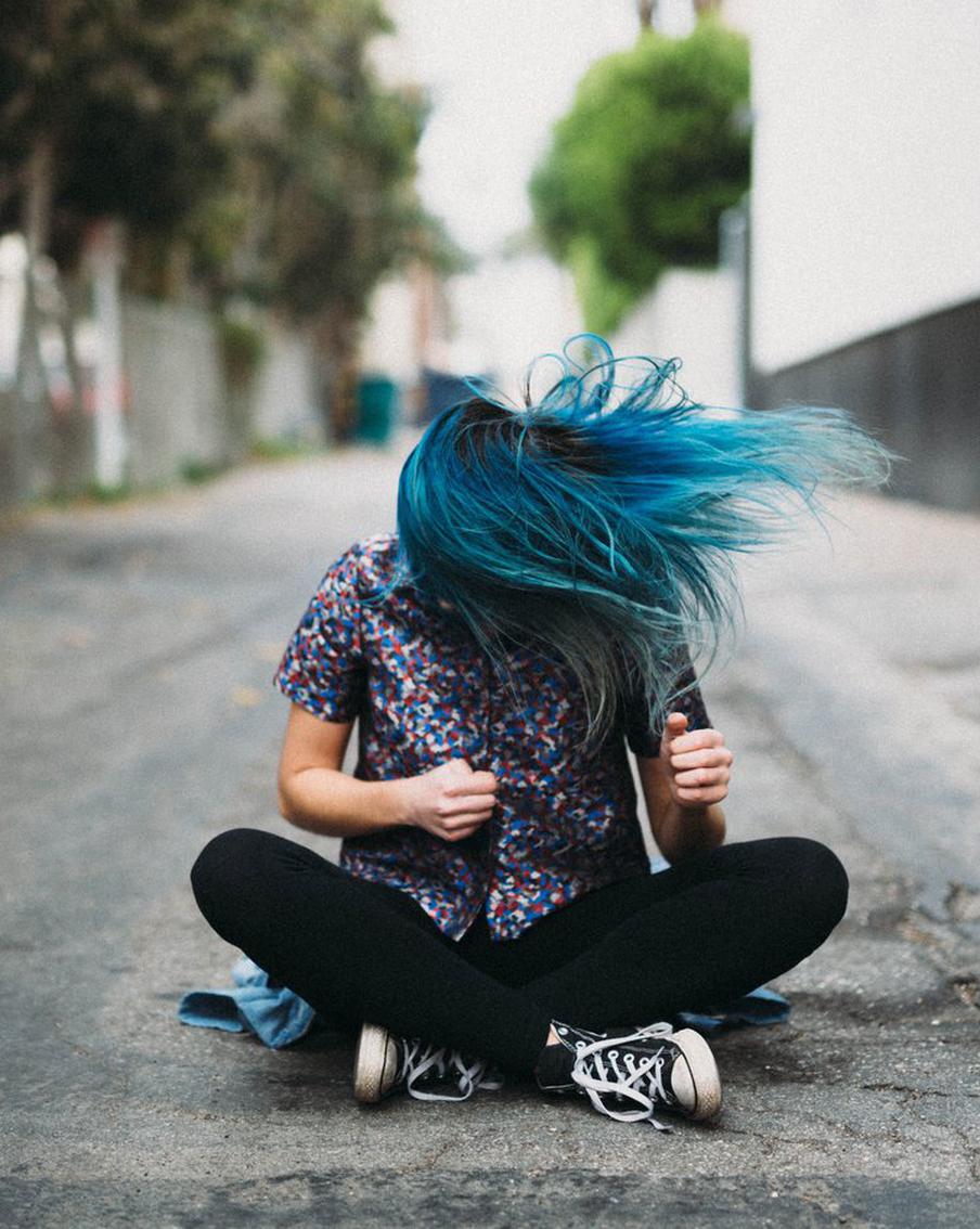 Свердловская полиция задержала мужчин, пытавшихся утопить в фонтане девушку из-за её цвета волос