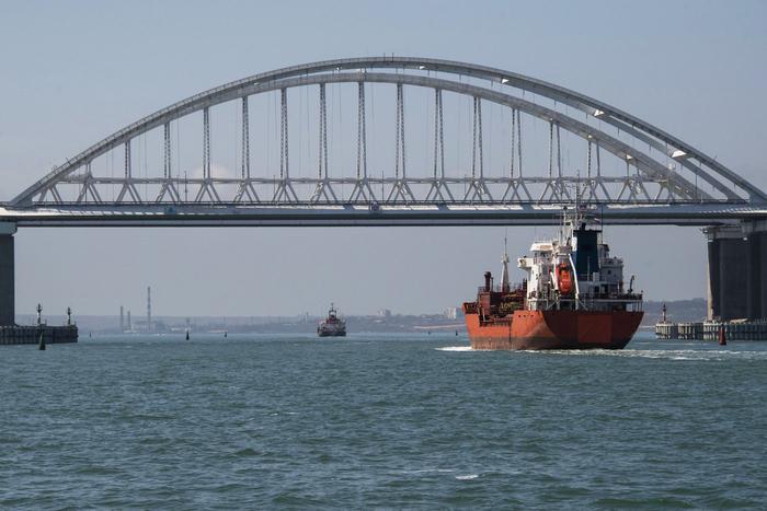 Украинские дроны атаковали российский танкер: судно на плаву, Крымский мост не пострадал