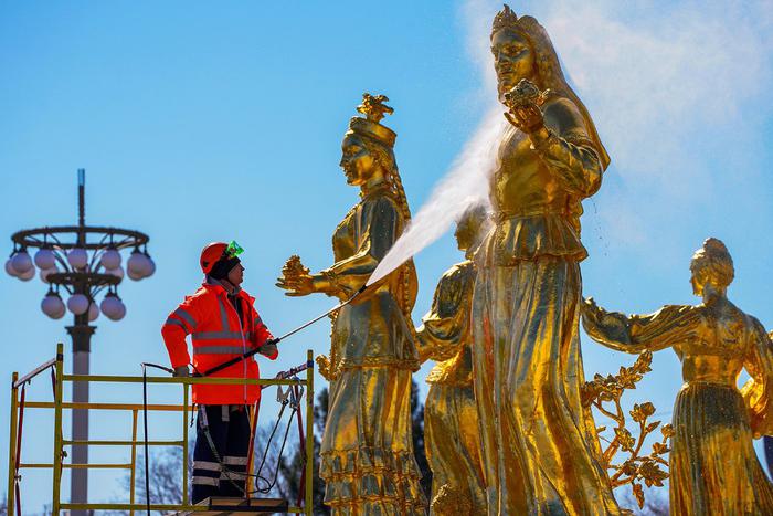 Объекты культурного наследия нуждаются в уходе: в Москве постоянно следят за их чистотой