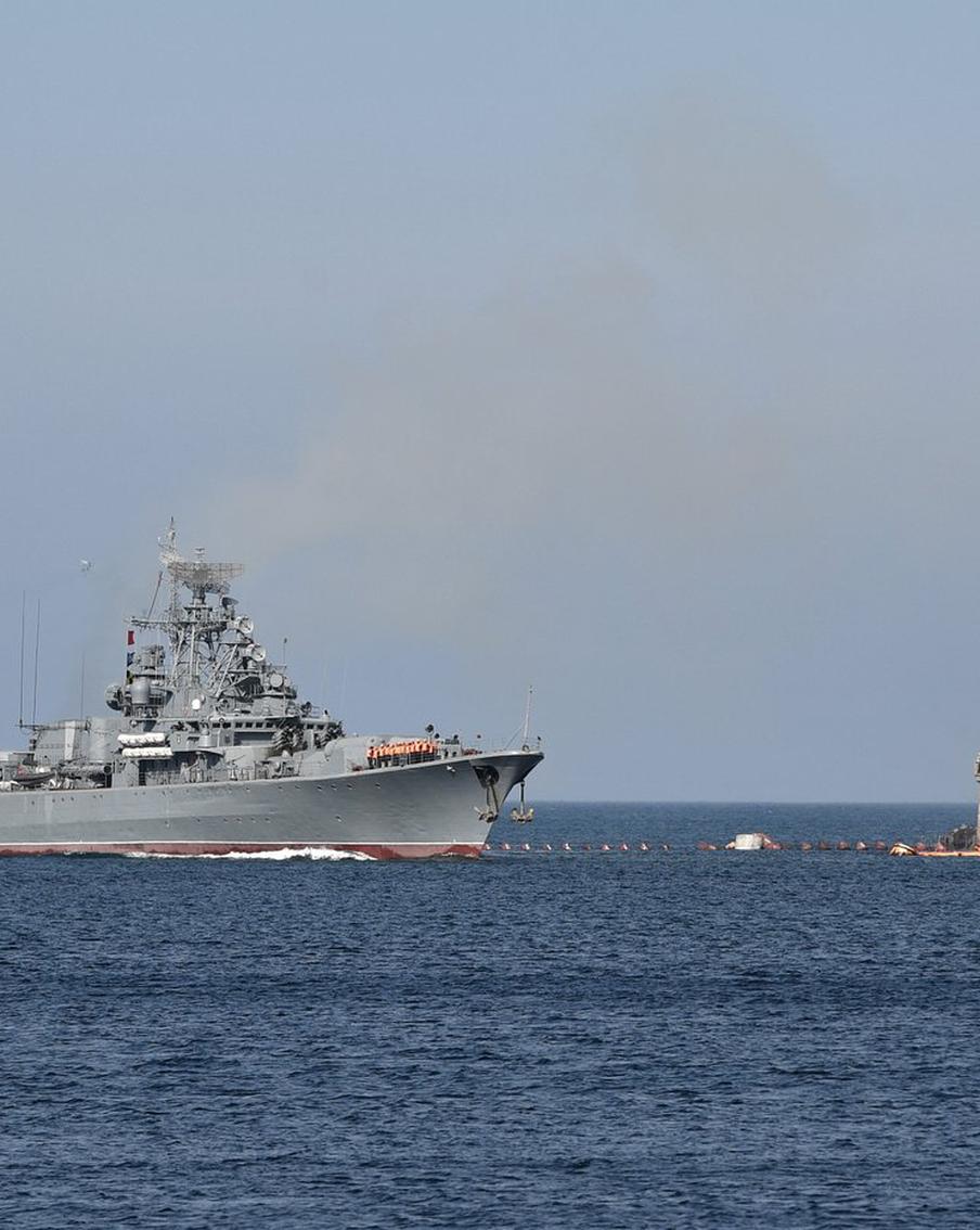 На пути к Севастополю уничтожен надводный беспилотник. Движение яликов к Балаклаве восстановлено