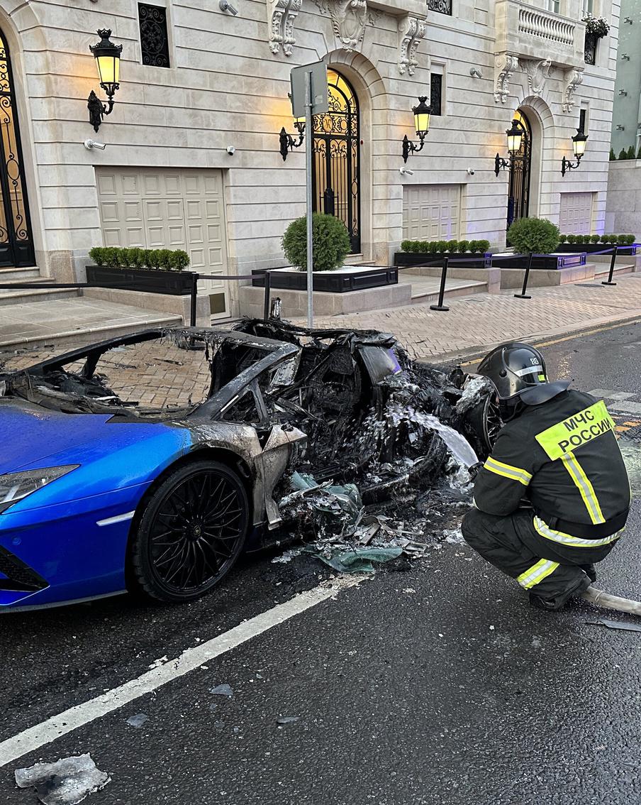 В Хилковом переулке сгорел элитный автомобиль стоимостью 50 миллионов рублей