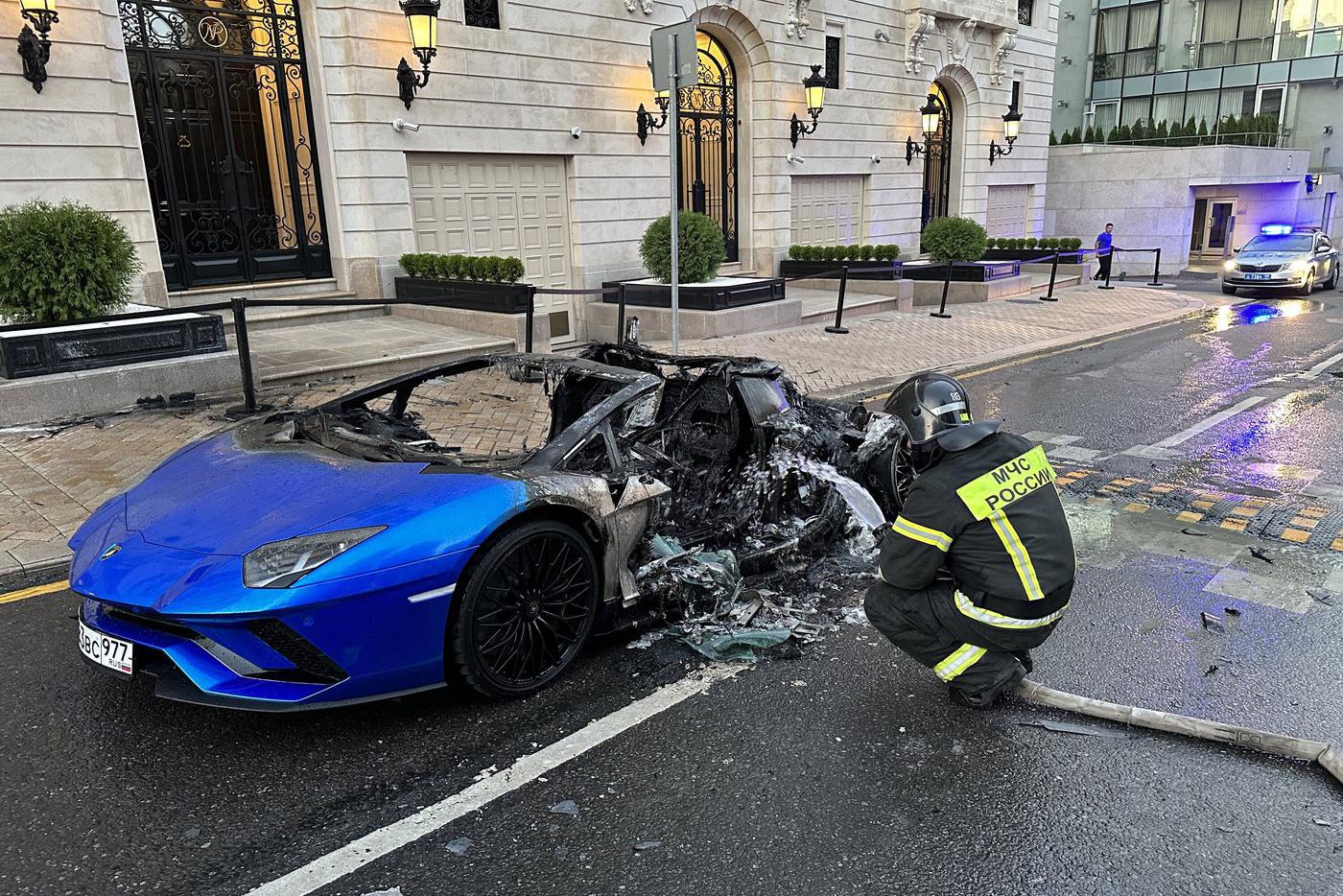 В Хилковом переулке Москвы сгорел спорткар Lamborghini стоимостью 50 миллионов рублей