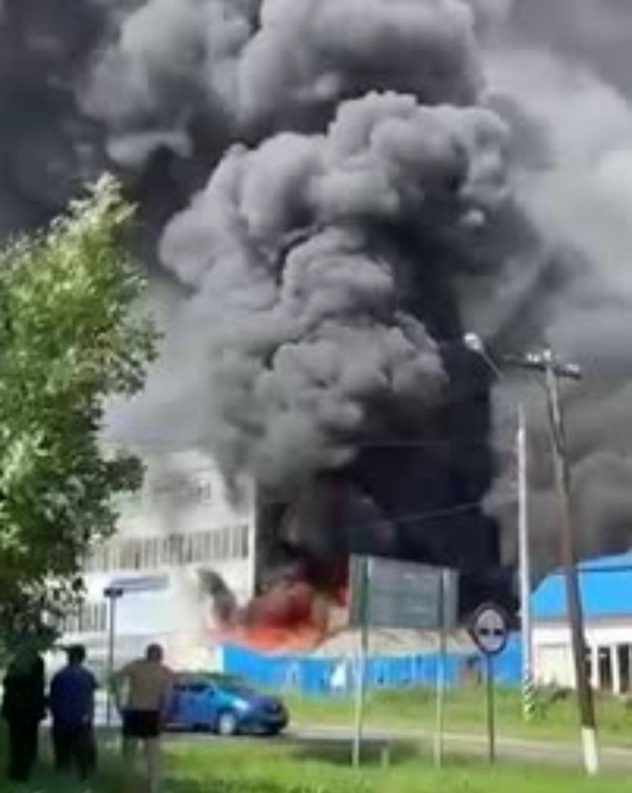 В подмосковном Дмитрове произошёл сильный пожар на фабрике по производству спорттоваров