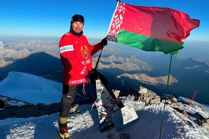 Руководитель Федерации хоккея Белоруссии взошёл на вершину Эльбруса