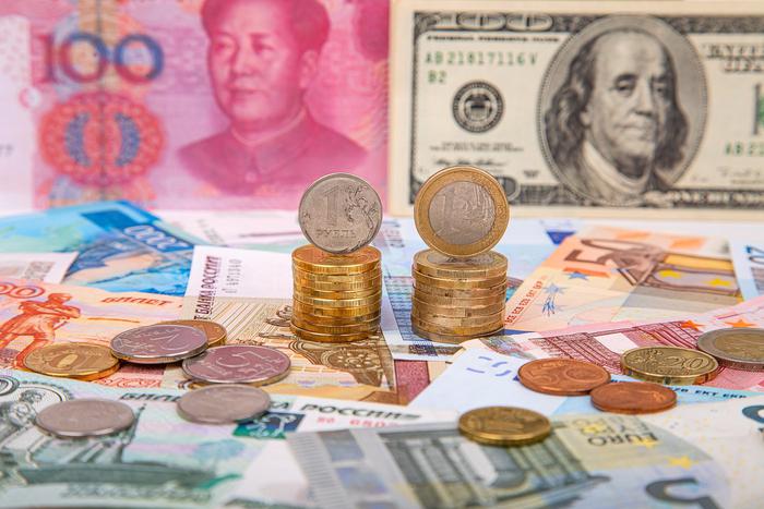 Деревянный решил полетать: рубль решил нащупать новые пределы к доллару, евро и юаню