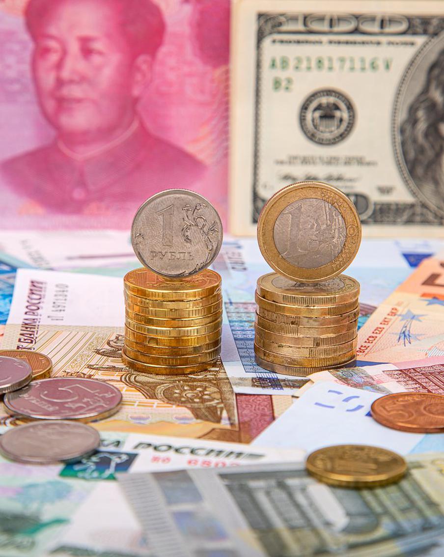 Деревянный решил полетать: рубль решил нащупать новые пределы к доллару, евро и юаню
