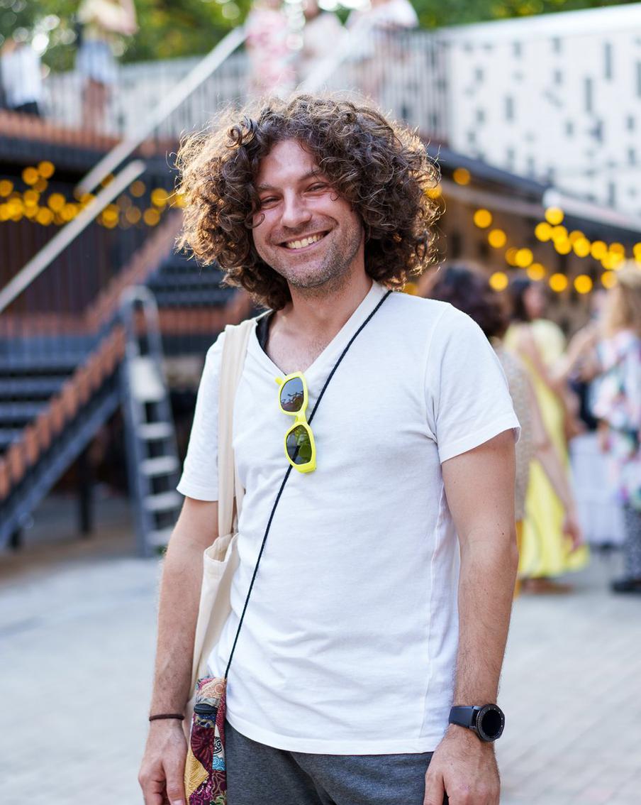 Толя всегда стригся коротко и только недавно решил отращивать свои кудри.