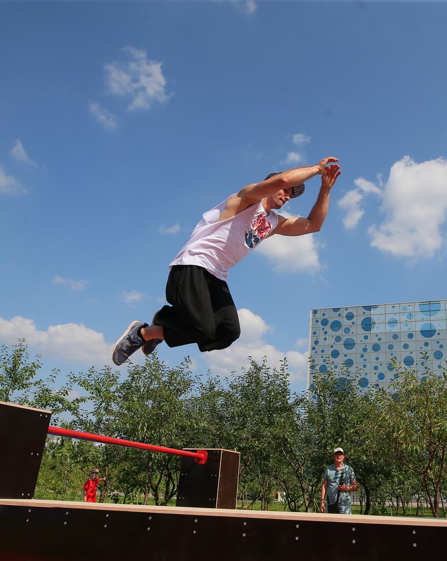 Любителей паркура закидывают яблоками и не берут в спортсмены