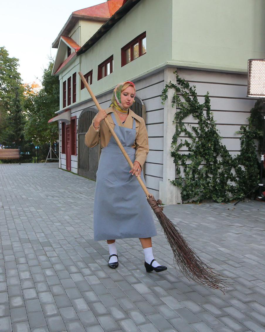 Завершающим эпизодом интерактивного шоу стал кадр из фильма, где Нина мела улицу, оттачивая мастерство речи с орешками во рту