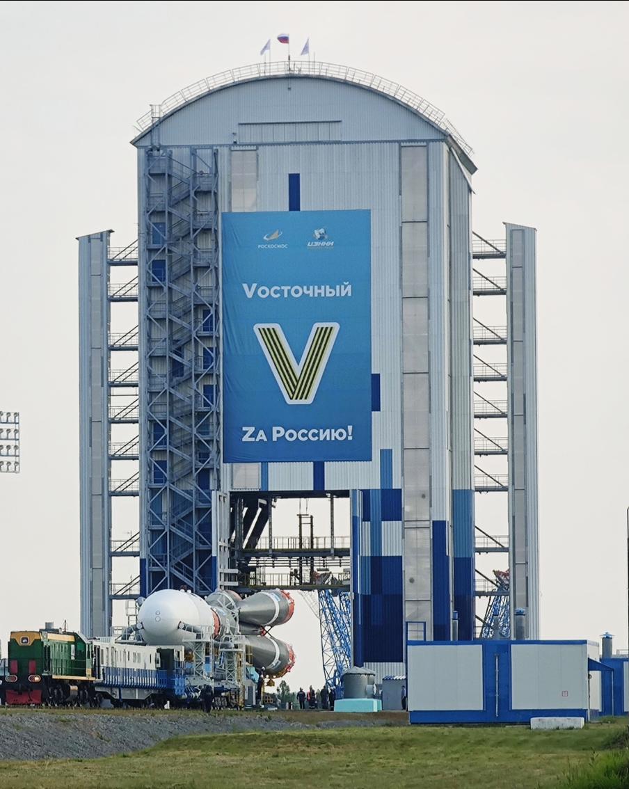 Ракету со станцией "Луна-25" вывезли на стартовый стол на Восточном