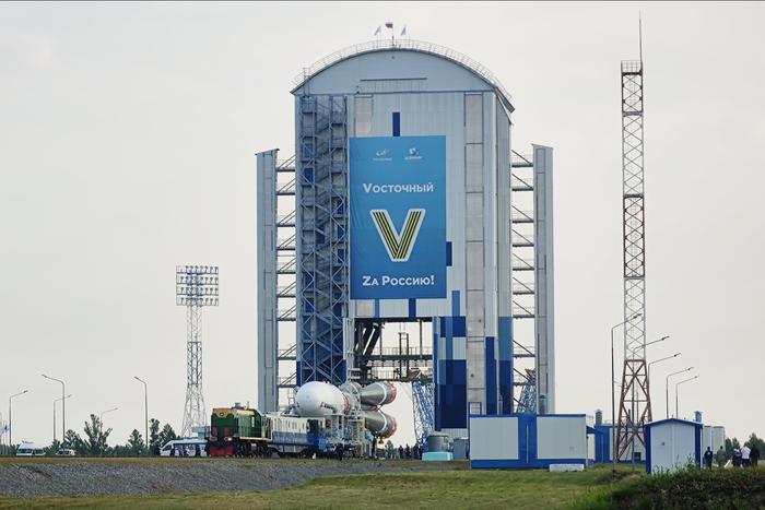 Ракету со станцией "Луна-25" вывезли на стартовый стол на Восточном