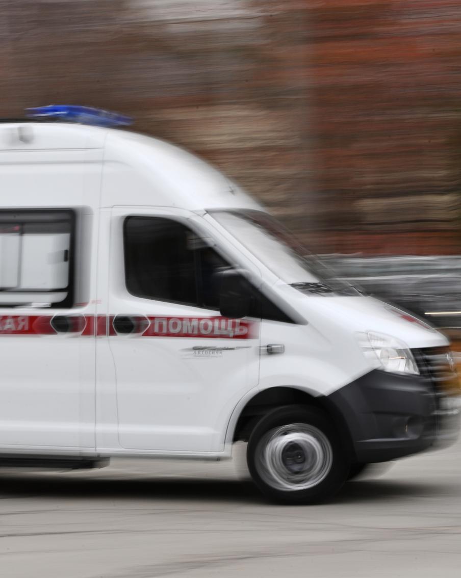 На западе Москвы мужчина умер после падения в люк