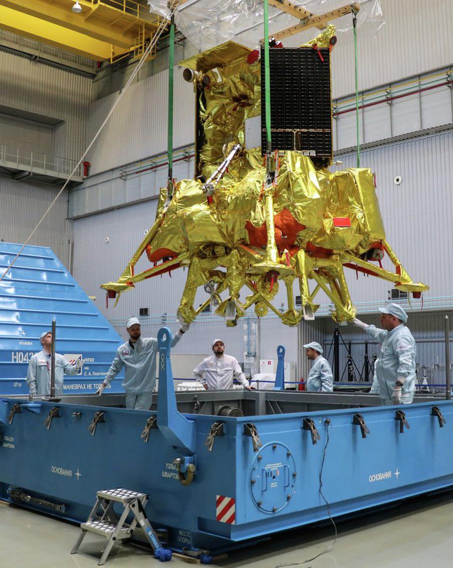 "Луна-25" готова к историческому полёту. Но у российской миссии есть конкурент