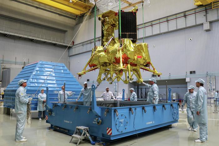 "Луна-25" готова к историческому полёту. Но у российской миссии есть конкурент